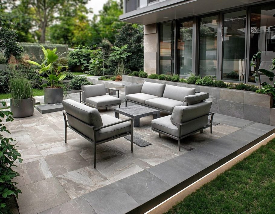Terrassenbau Berlin Brandenburg Moderne Terrasse aus Naturstein und Feinsteinzeug im Garten eines Einfamilienhauses